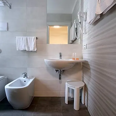 Simi Lan Hotel